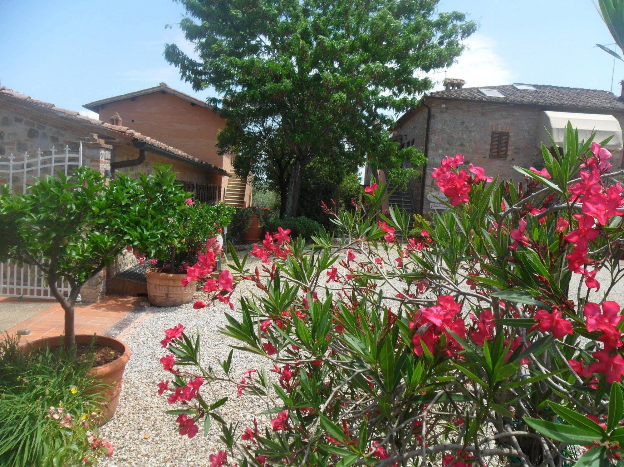 Fullino Nero Rta - Residenza Turistico Alberghiera Sienne Extérieur photo